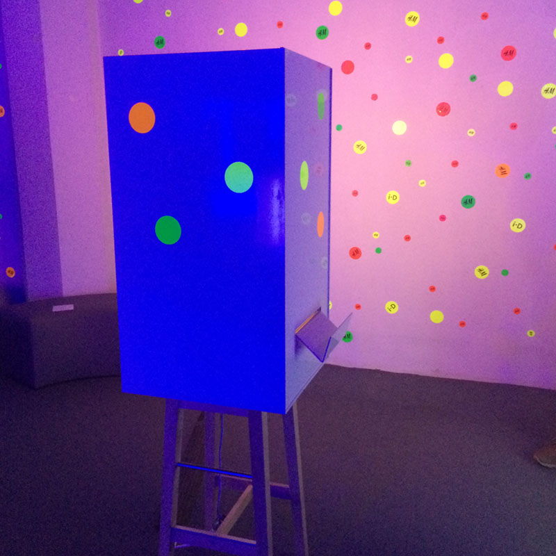 fotobudka fluorescencyjna z zewnątrz