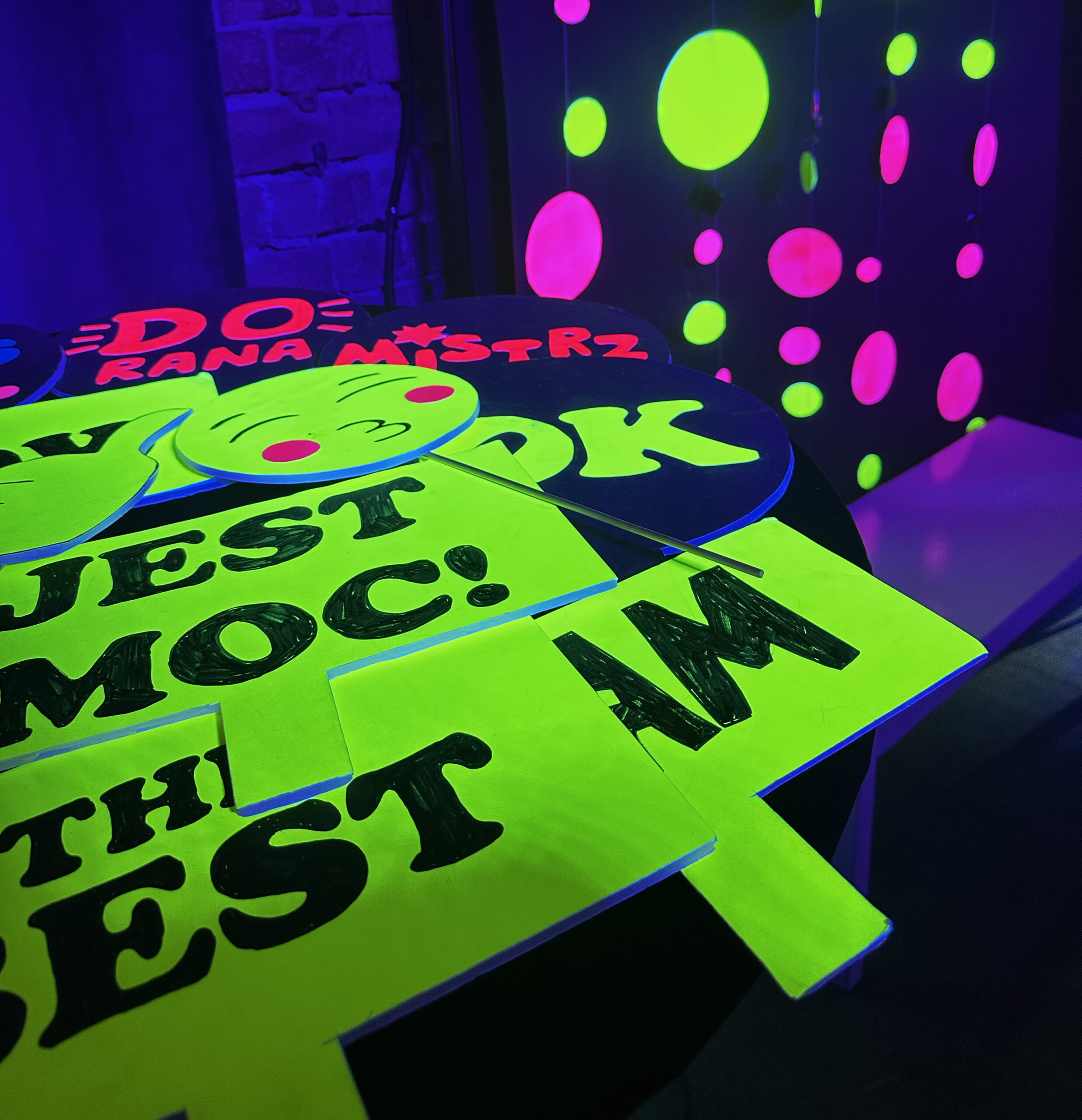 zdjęcia z fotobudki fluorescencyjnej